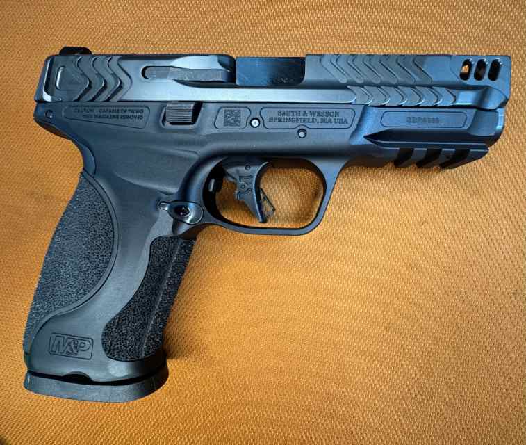 NEW IN BOX - Smith &amp; Wesson M&amp;P9 M2.0 - 9mm 