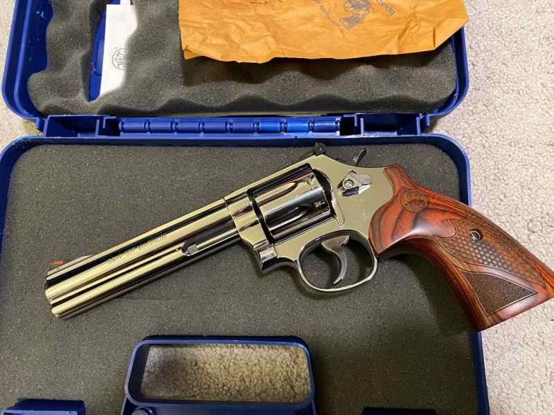 Smith and Wesson S&amp;W 686 Deluxe Plus 6&quot; 357 Magnum