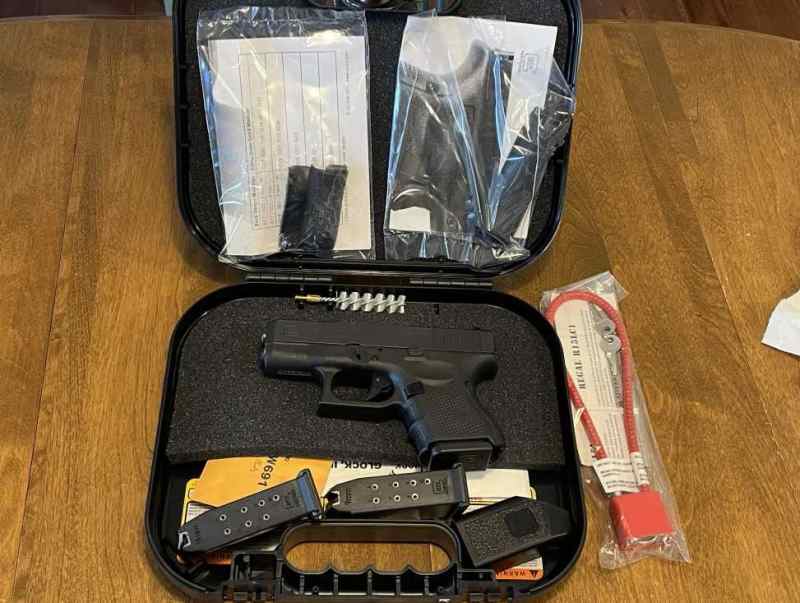 Glock 26 Gen 4 9mm w/ 3 mags 