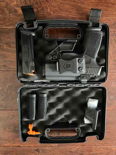 Sig Sauer P365 XMacro with Holoson  507K G