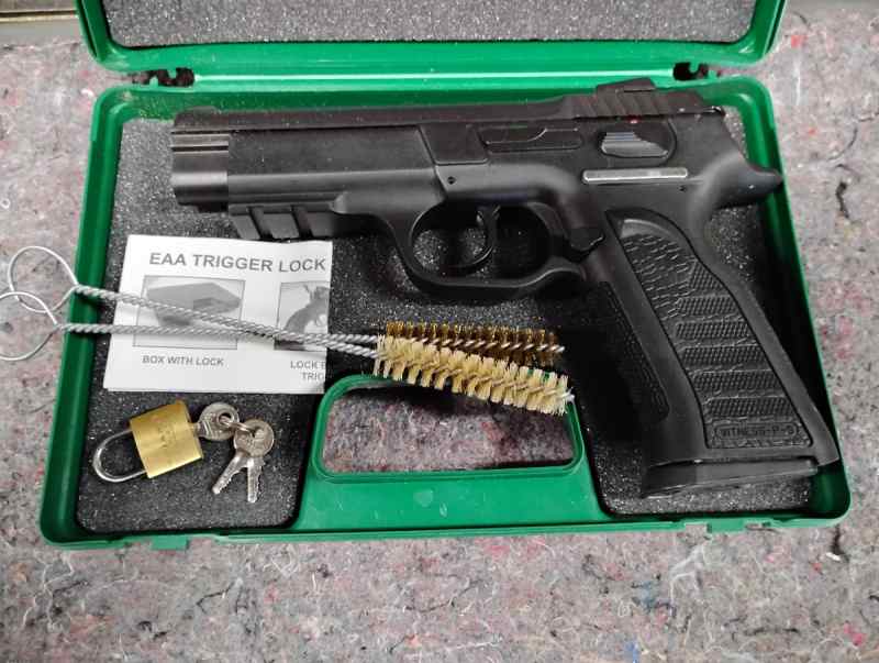 EAA WITNESS 40 S&amp;W PISTOL like new in carry case