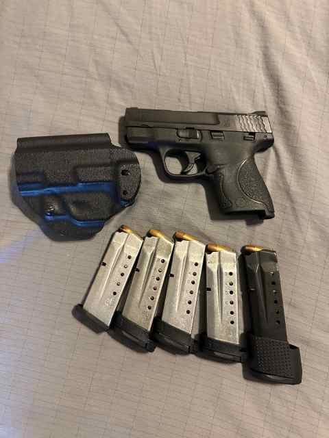 Smith &amp; Wesson M&amp;P Shield 9mm Like New